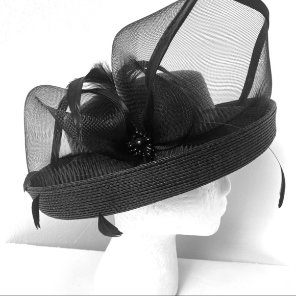 Women Black Kettle Brim Straw Packable Straw Hat With Feathers and Mesh Design. main image 6